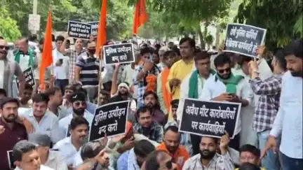 कोल: अलहदादपुर मीट कांड में पुलिस पर निर्दोषों को फसाने का आरोप, हिंदूवादियों ने SSP ऑफिस घेरकर किया हंगामा