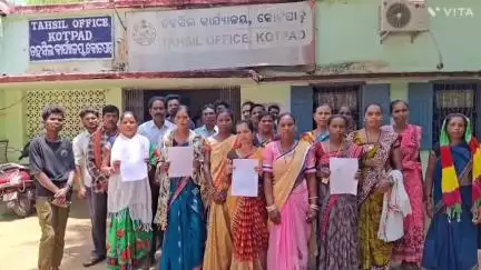 କୋଟପାଡ: ଚୋରାମୂଳା ଗାଁ ରେ ସରକାରୀ ଜମି ଜବର ଦଖଲ ଉଚ୍ଛେଦ ପାଇଁ କୋଟପାଡ଼ ତହସିଲ କାର୍ଯ୍ୟାଳୟରେ  ଦାବି ପତ୍ର ପ୍ରଦାନ କଲେ ଗାଁ ଲୋକେ l