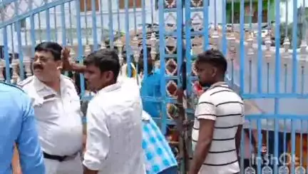 চুঁচুড়া-মগরা: পৌরসভায় ঢোকার সময় অস্থায়ী কর্মচারীদের সঙ্গে বাগ-বিতণ্ডায় জড়ালেন পৌরপ্রধান ঘটনাটি চুঁচুড়ার