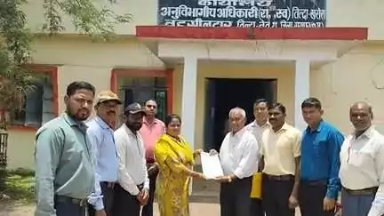 तिल्दा: तिल्दा नेवरा क्षेत्र के भूतपूर्व सैनिकों ने शहीद स्मारक स्थल बनाने के लिए दिया ज्ञापन