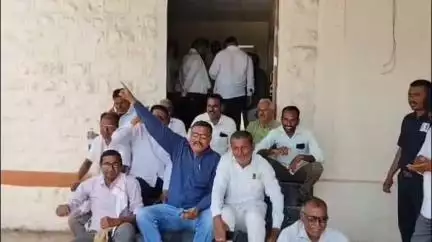 धरणगाव: महावितरणच्या भोंगळ कारभाराविरोधात भोणे गावात संताप; धरणगाव महावितरण कार्यालयासमोर ठिय्या आंदोलन #Jansamasya