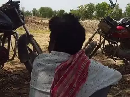 चित्तौड़गढ़ के पास ही क्षेत्र में गांव शव के पास आदमी हुए घायल एक की बीपी लो दूसरा तीन बार 10 लग ही चुकी है