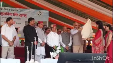 हमीरपुर: बड़ू के खेल मैदान में नवनियुक्त वन मित्रों के साथ संवाद समारोह में पहुंचने पर मुख्यमंत्री का जोरदार स्वागत हुआ