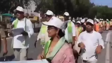 దేవరకొండ: పట్టణ కేంద్రంలో వందరోజుల ప్రణాళికలో భాగంగా మున్సిపల్ సిబ్బందితో ర్యాలీ నిర్వహించిన కమిషనర్ సుదర్శన్