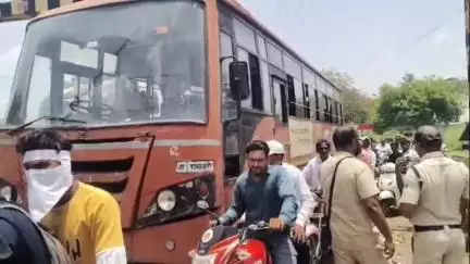 धुळे: धुळ्यात मालेगाव रोड रेल्वे फाटकावर एसटी बस नादुरुस्त; मोठा अनर्थ टळला!