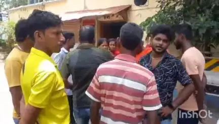 উলুবেড়িয়া ১: জামাইষষ্ঠীতে বাপের বাড়ি এসে বহুতল থেকে  ঝাঁপ দিয়ে আত্মঘাতী হলো এক গৃহবধূ। ঘটনাটি ঘটেছে উলুবেরিয লতিবপুর এলাকায়