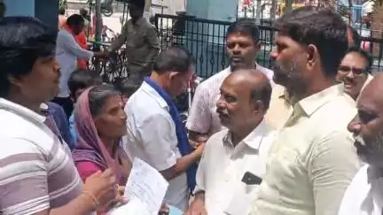 ಕಂಪ್ಲಿ: ವೃದ್ಧೆಯ ಮನವಿಗೆ ಸ್ಪಂದಿಸಿದ ಶಾಸಕ ಗಣೇಶ್, ತಕ್ಷಣವೇ ಕೆಲಸ ಮಾಡಿಕೊಡಲು ಪುರಸಭೆ ಸಿಬ್ಬಂದಿಗೆ ಕ್ಲಾಸ್