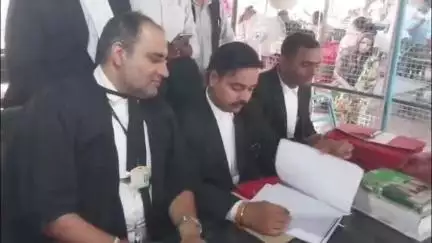 बक्सर: अहियापुर तिहरे हत्याकांड के मुख्य आरोपी समेत 3 अभियुक्तों ने बक्सर न्यायालय में किया आत्मसमर्पण