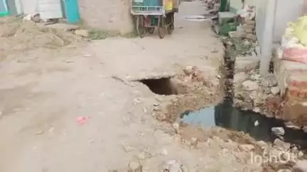 পুরুলিয়া ২: পুরুলিয়া কপূর বাগান এলাকায় রাস্তার মাঝে খোঁড়া হয়েছে গর্ত, সমস্যায় সাধারণ মানুষ #jansamasya