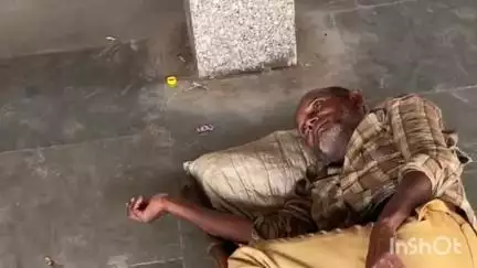 ब्रह्मपुर: रघुनाथपुर स्टेशन पर दो दिनों से बेसुध अवस्था में पड़े व्यक्ति को अस्पताल में कराया गया भर्ती