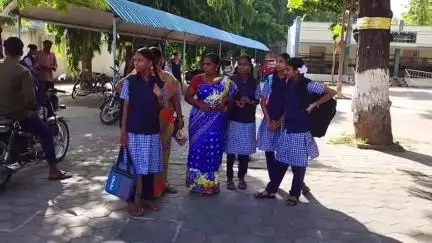 சேலம்: கோடை விடுமுறைக்கு பிறகு திறந்த பள்ளிகள் - சேலம் கோட்டை பகுதியில் உற்சாகமாக பள்ளிக்கு வந்த மாணவ-மாணவிகள்