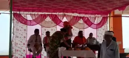 मुंगावली: लोक निर्माण विभाग में पदस्थ SDO बीएम शर्मा को सेवानिवृत्त होने पर माता जानकी करीला धाम मंदिर में दी गई विदाई