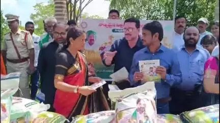 పెద్దపల్లి: కూనారం వ్యవసాయ క్షేత్రంలో తయారు చేసిన వరి వంగడాలను రైతులకు అందజేసిన మహిళా కమిషన్ ఛైర్మన్ నేరెళ్ల శారద