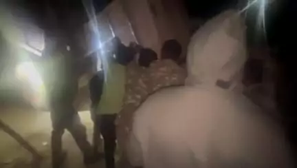 ಹನೂರು: ನಾಲ್ ರೊಡ್ ಅರಣ್ಯ ಪ್ರದೇಶದಲ್ಲಿ ನಿರ್ಮಿಸಿದ್ದ ಮೂರು ಅಕ್ರಮ ಅಂಗಡಿಗಳ ತೆರವು