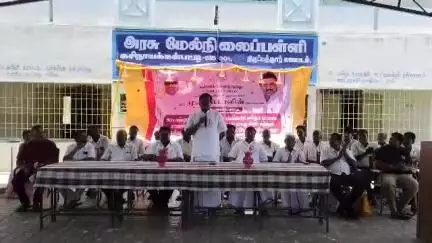 திருப்பத்தூர்: கசிநாயக்கன்பட்டி மேல்நிலைப் பள்ளியில் நடைபெற்ற விழாவில் இலவச பாடநூல் மற்றும் சீருடைகளை MLA நல்லதம்பி வழங்கினார்