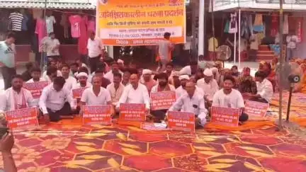 तमकुही राज: तमकुहीराज में मृतक शिक्षिका सुप्रिया सिंह के परिजनों के धरने में पहुँचे अजय कुमार लल्लू, दिया समर्थन