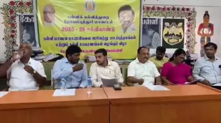 கோவை தெற்கு: டவுன்ஹால் பகுதியில் அரசு பெண்கள் மேல் நிலைப் பள்ளியில் 
மாணவியர்களுக்கு பாடப் புத்தகங்கள் ஆட்சியர் பவன்குமார் வழங்கினார்
