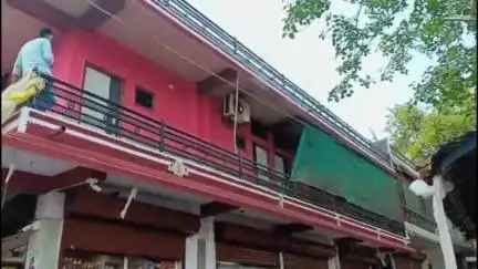 आबू रोड: माउंट आबू के मुख्य सब्जी मंडी के पास दुकान के ऊपर गेस्ट हाउस के एसी में शॉर्ट सर्किट से लगी आग, घटना के बाद मचा हड़कंप