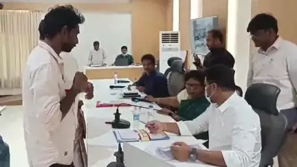 అమలాపురం కలెక్టరేట్ నందు ప్రజా సమస్యల పరిష్కార వేదిక 
కార్యక్రమం లో 212 అర్జీలు స్వీకరించిన అధికారులు