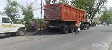 अनूपपुर: अनूपपुर विद्युत कार्यालय के पास अनियंत्रित वाहन से सड़क पर गिरा कोयला, आवागमन बाधित