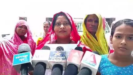 बेला टेकई गांव के स्थानीय लोगों ने शराब के ठेके को हटाने की गुहार डीएम से लगाई