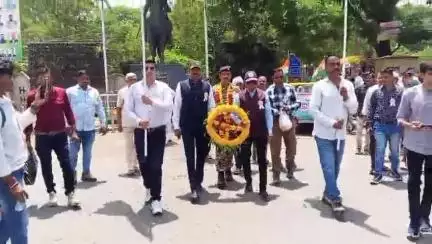 सेवानिवृत्ति के बाद घर वापसी पर सैनिक मनीष सावले का जोरदार वेलकम