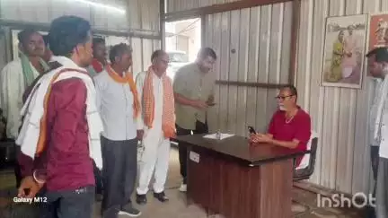 गुलाबगंज: क्षेत्र के एक दर्जन से अधिक नागरिकों ने विभिन्न समस्याओं के समाधान के लिए विधायक को दिए आवेदन