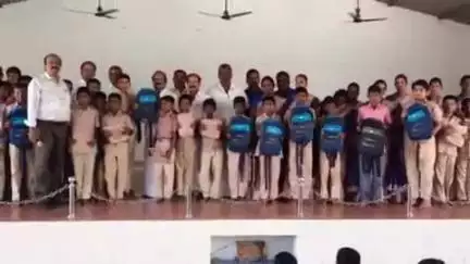 பவானி: அரசு பெண்கள் ஆண்கள் மேல்நிலைப்பள்ளி மற்றும் கவுந்தப்பாடியில் விலையில்லா பாட புத்தகங்களை முன்னாள் அமைச்சர் வழங்கினார்