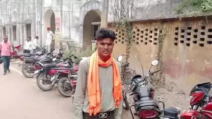लखीमपुर: लखीमपुर जिला अधिवक्ता संघ के चेंबर गेट नंबर 2 के बाहर खड़ी गाड़ी हुई चोरी, युवक ने पुलिस को दी सूचना