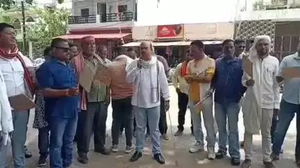 नरसिंहपुर: नरसिंहपुर : बिजली कटौती को लेकर विद्युत विभाग में कांग्रेस का अनोखा प्रदर्शन,अधिकारी को थमाए लालटेन और पंखे #jansamasya
