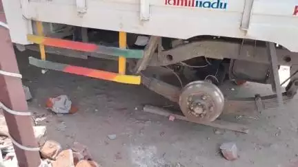 வேடசந்தூர்: பங்காளி தகராறால் ஆத்துமேட்டில் சைக்கிள் ஸ்டாண்டுக்குள் சிக்கிய நூற்றுக்கும் மேற்பட்ட வாகனங்கள்