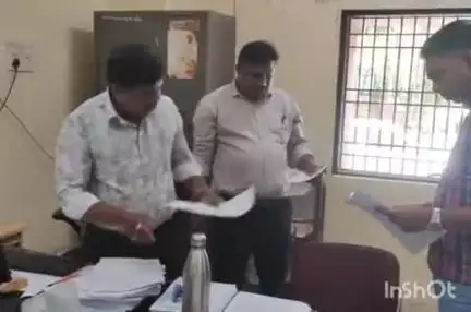 માંગરોળ: શહેરની મામલતદાર કચેરી ખાતે તાલુકાની 21 ગ્રામ પંચાયતો અને કુંવરદા નંદાવ ગ્રામ પંચાયતની પેટા ચૂંટણીનું જાહેરનામું પ્રસિદ્ધ કરાયું