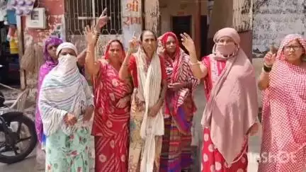 આણંદ શહેર: લાંભવેલ ગામે વિવિધ પડતર પ્રશ્નોને લઈને સફાઈ કર્મચારીઓ હડતાલ ઉપર ઉતર્યા