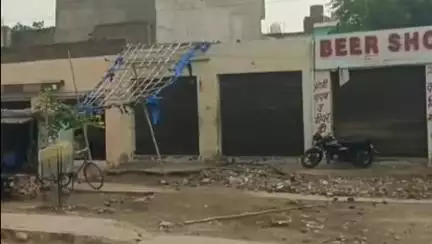 मथुरा: थाना हाईवे की नवादा रोड के पास एक रिहायशी इलाके में शराब की दुकान से स्थानीय लोग परेशान #jansamasya