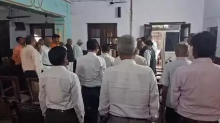 बहराइच: जिला बार एसोसिएशन सभागार में अधिवक्ता के निधन पर आयोजित हुई शोकसभा, अधिवक्ताओं ने दी श्रद्धांजलि