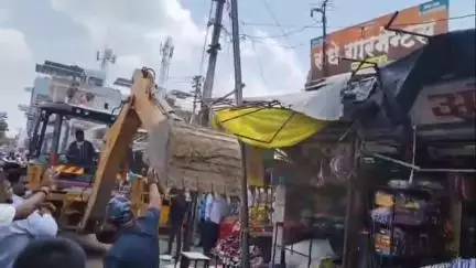 धुळे: पाच कंदील चौकात व्यवसायिकांनी अनाधिकृतपणे केलेले अतिक्रमण महानगरपालिका अतिक्रमण निर्मूलन पथकाने हटवले