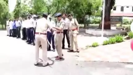 बलरामपुर: पुलिस अधीक्षक ने बलरामपुर के एसपी कार्यालय में राहवीर योजना को दिखाई हरी झंडी