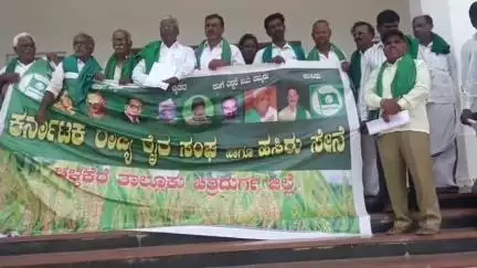 ಚಳ್ಳಕೆರೆ: ಹೇಮಾವತಿ ನೀರು ಹರಿಯಲು ಬಿಡದ ಹೋರಾಟಗಾರರ ಮೇಲೆ ಹಾಕಿರುವ ಸುಳ್ಳು ಕೇಸ್ ವಾಪಸ್ ಪಡೆಯುವಂತೆ ನಗರದಲ್ಲಿ ರೈತ ಸಂಘದಿಂದ  ಪ್ರತಿಭಟನೆ