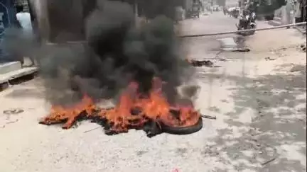 मोतिहारी: शहर के वार्ड 17 में बिजली विभाग के खिलाफ टायर जलाकर मोहल्ले वासियों ने किया विरोध प्रदर्शन#Jansamasya