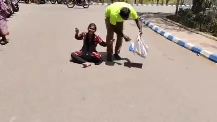 திண்டுக்கல் மேற்கு: பெண் தனது இரண்டு குழந்தைகளுடன் மாவட்ட ஆட்சியர் அலுவலகத்தில் தீக்குளிக்க முயற்சி