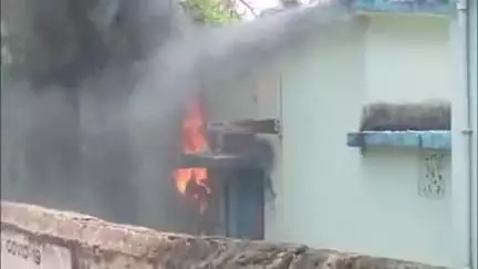 କେନ୍ଦ୍ରାପଡା: ପଟାମୁଣ୍ଡାଇ ବ୍ଲକ ପରିସରରେ ବିଦ୍ୟୁତ ସର୍ଟସର୍କିଟରୁ ଅଗ୍ନିକାଣ୍ଡ,ଅଳ୍ପକେ ଏକ ଅଘଟଣରୁ ବର୍ତିଲେ ବ୍ଲକ କର୍ମଚାରୀ