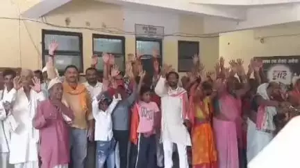 तमकुही राज: तमकुहीराज तहसील मुख्यालय पर ग्रामीणों ने प्रदर्शन कर एसडीएम को सौंपा पत्रक, सार्वजनिक रास्ते का मामला