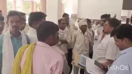 कासगंज: जिला कलेक्ट्रेट पर पहुंचे किसानों ने प्लांट मालिक पर चकोरी न खरीदने का आरोप लगाया, DM से की शिकायत