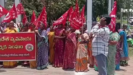వేతనాలు అయినా ఇవ్వండి, లేదంటే తిండి అయినా పెట్టండి అంటూ అమలాపురంలో కలెక్టరేట్ వద్ద ఉపాధి శ్రామికుల నిరసన
