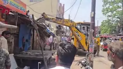 कोल: कंपनी बाग से हाथरस अड्डे तक नगर निगम ने चलाया अतिक्रमण हटाओ अभियान, जुर्माना लगाकर सामान किया ज़ब्त
