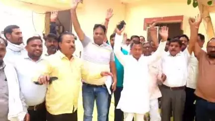 जसवंतनगर: मंडी के बाहर अवैध व्यापार से नाराज आढ़तियों ने किया विरोध प्रदर्शन, सभापति के नाम मंडी सचिव को सौंपा ज्ञापन #jansamasya