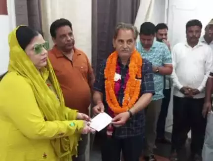 बदायूं: नगर पालिकाध्यक्ष फात्मा रजा ने सेवानिवृत्त कर्मचारी को शॉल और स्मृति चिन्ह देकर किया सम्मानित, किया भुगतान