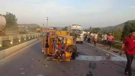 పాణ్యం మండలం తమ్మరాజుపల్లెలో ఆటోను ఢీకొన్న కారు. ఇద్దరికి గాయాలు