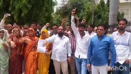 मैनपुरी: बरनाहल क्षेत्र में चकरोड डालने को लेकर हुए विवाद में एकतरफा कार्रवाई से नाराज ब्राह्मण समाज ने किया प्रदर्शन
