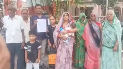 शाहजहांपुर: चक परमाली लालबाग चौराहे के परिवार ने जिलाधिकारी को दिया पत्र, घर के पास से शराब के ठेके हटवाने की मांग
